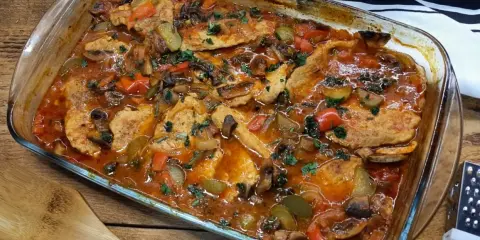 Pyszny schab po cygańsku w sosie pomidorowym z pieczarkami i papryką, zapiekany w szklanym naczyniu.