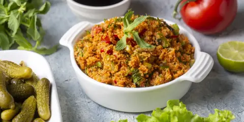 Ein köstlicher Bulgursalat, perfekt für ein leichtes Mittagessen. Dieses Bulgursalat Rezept ist einfach zuzubereiten und voller Geschmack.