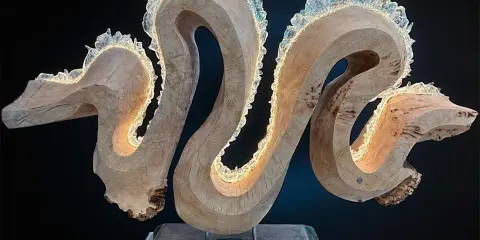 Une sculpture lumineuse en bois et cristal, parfaite pour devenir créateur de luminaire. L'art prend forme.