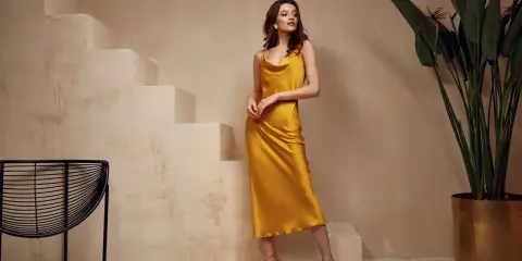 Elegancka, żółta sukienka na ramiączkach pięknie układa się na modelce. Dowiedz się, co zrobić, żeby sukienka się nie elektryzowała.