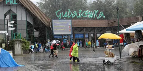 Deszczowa pogoda w Zakopanem? Na Gubałówce można schronić się pod parasolem, kupić coś na rozgrzewkę lub skorzystać z kolejki linowej.