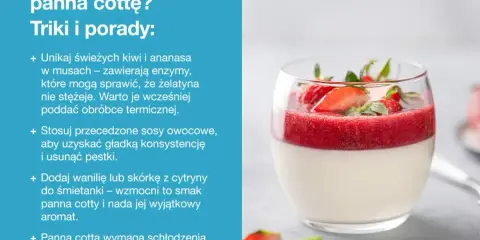 Idealna panna cotta w szklance, udekorowana musem truskawkowym i świeżymi owocami. Porady jak ją zrobić.