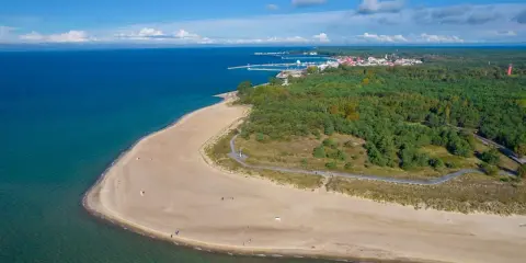 Piękna plaża i las na Helu. Warto zobaczyć to miejsce, gdzie morze spotyka się z zielenią.