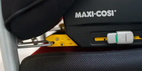 System Isofix w foteliku Maxi-Cosi, gotowy do montażu. Bezpieczeństwo dziecka to priorytet, czy wybierzesz Isofix czy pasy?