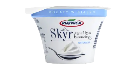 Opakowanie jogurtu typu islandzkiego Skyr Piątnica Naturalny z łyżką pełną jogurtu.