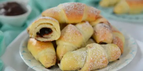 Rogaliki drożdżowe z czekoladą, posypane cukrem pudrem. Smak dzieciństwa, jak u babci!