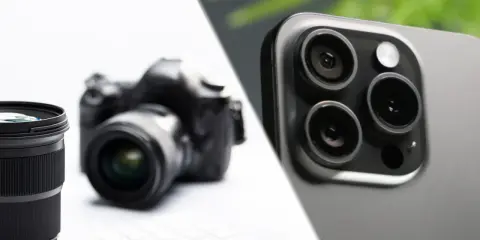 Smartfon vs lustrzanka: porównanie aparatów. Z jednej strony obiektyw i korpus lustrzanki, z drugiej nowoczesny smartfon z potrójnym aparatem.