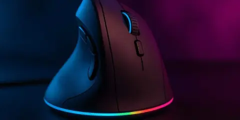 Souris ergonomique verticale avec éclairage RVB. Une aide pour choisir quelle souris ergonomique choisir pour un confort optimal.