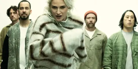 En grupp människor, inklusive sångare från Linkin Park, står i en rad.