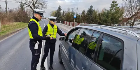 Policjanci kontrolują kierowców. Trzeźwy poranek to podstawa prawna bezpiecznej podróży.