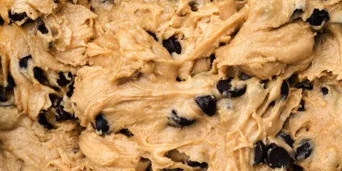 Pâte à cookie crue healthy, riche en pépites de chocolat noir. Une texture onctueuse qui promet un délice gourmand et sain.