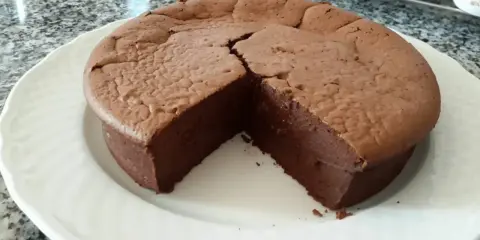 Gâteau au chocolat intense, fait maison avec 250g de mascarpone. Sa texture fondante promet un délice.