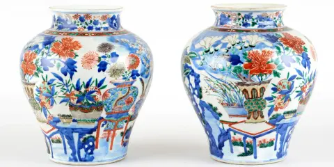 Deux vases anciens chinois, ornés de fleurs et de motifs complexes, évoquant une scène de jardin paisible. Une signature vase chinois ancien.
