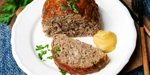 Saftiger Hackbraten, perfekt für ein schnelles Abendessen. Dieses Hackbraten Rezept ist einfach und lecker. Dazu Senf und frische Petersilie.