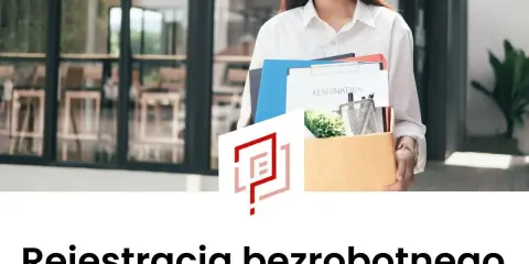 Kobieta z pudełkiem rzeczy po zwolnieniu, przygotowuje się do rejestracji jako bezrobotny.