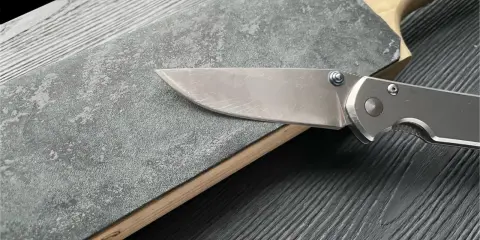 En kniv slipas på en sten. Detta är vad strykfritt betyder: en vass kniv som glider lätt.