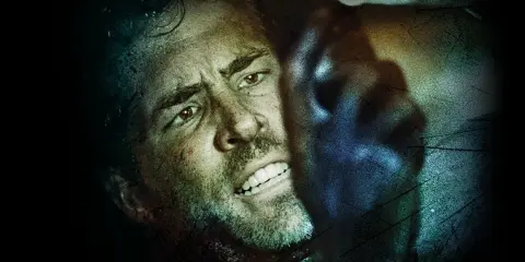 Ryan Reynolds i en intensiv scen från en av hans filmer. Ansiktet är svettigt och han ser ut att vara i fara.