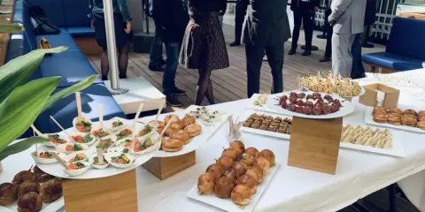 Un buffet froid prêt à être dégusté : mini-burgers, brochettes, verrines et sandwichs variés.