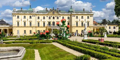 Pałac Branickich w Białymstoku, znany z pięknych ogrodów i rzeźb, to jedna z głównych atrakcji miasta.