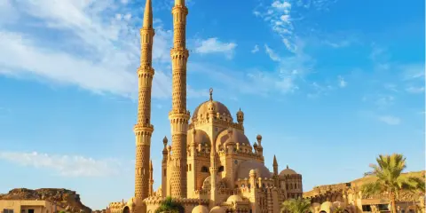 Imponująca, złocista świątynia z dwoma minaretami, idealna na wycieczki z Sharm El Sheikh.