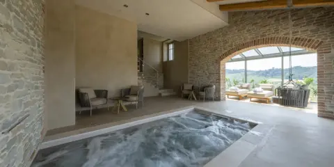 Jacuzzi interno con vista panoramica, ideale per una spa per bambini in Piemonte. Relax e divertimento assicurati tra le colline.