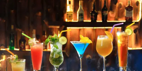 Kolorowe drinki na wesele, od orzeźwiającego mojito po egzotyczne koktajle, gotowe do świętowania.