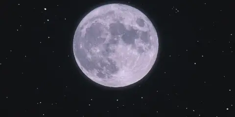 Pleine lune violette dans un ciel étoilé. Elle semble porter en elle 15 significations, un mystère cosmique.