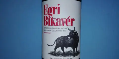 Egri Bikavér, wino bycza krew z Węgier, z rysunkiem byka. Wybrane przez Tesco.