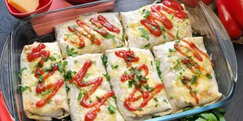 Zapiekana tortilla z mięsem mielonym, posypana serem i natką pietruszki, polana ketchupem. Pyszne danie prosto z piekarnika.