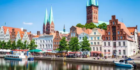 Ein malerischer Blick auf Lübeck mit seinen historischen Giebelhäusern und Kirchtürmen. Perfekt für einen Urlaub im Mai in Deutschland.