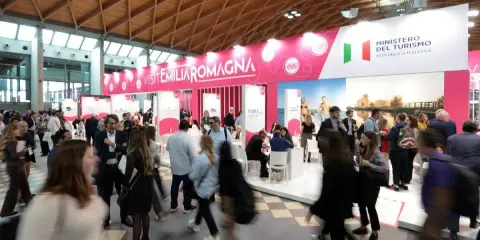Folla alla fiera Rimini, stand "Visit Emilia Romagna" e Ministero del Turismo. Ottobre pieno di eventi.