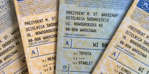Fragmenty dowodu rejestracyjnego pojazdu z danymi urzędu i adresem: Prezydent m. st. Warszawy, Dzielnica Śródmieście, ul. Nowogrodzka 43.