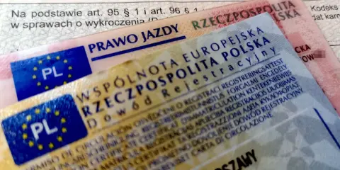 Prawo jazdy i dowód rejestracyjny. Czy przy odbiorze dowodu rejestracyjnego trzeba oddać tymczasowy? Dokumenty są kluczowe.