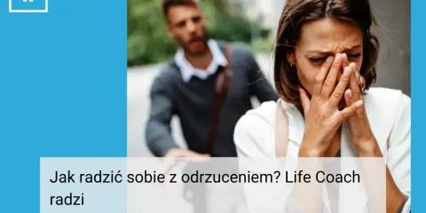 Kobieta płacze, gdy mężczyzna odchodzi. Jak sobie poradzić z odrzuceniem przez faceta? Life coach radzi.