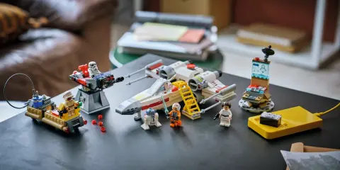 Zestaw Lego Star Wars z Luke'iem Skywalkerem, R2-D2 i Leią. To inteligentna zabawa, która rozwija wyobraźnię i kreatywność.