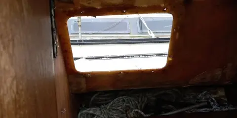 Intérieur d'un Kelt 760, vue par l'ouverture, avec des cordages rangés.
