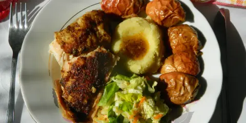 Jaka surówka do kurczaka? Smażony, grillowany, pieczony dopasuj!