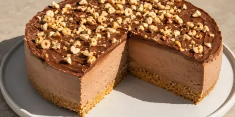 Chokladkaka med hasselnötter, perfekt för ett Nutella recept. En krämig fyllning och krispig botten.