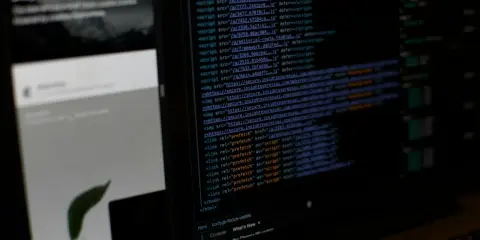 Kod źródłowy strony internetowej z wieloma tagami `<script>` i `<link>`, które mogą być częścią mechanizmu `try catch` do obsługi błędów.
