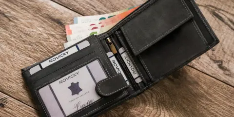 Ciemnoszary portfel wędkarski z miejscem na karty i banknoty, wykonany z prawdziwej skóry.