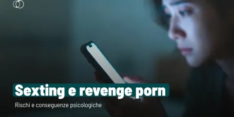 Ragazza preoccupata guarda il telefono, testo "Sexting e revenge porn: Rischi e conseguenze psicologiche".