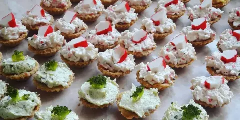 Pasty do słonych babeczek: jedne z surimi i białą pastą, drugie zielone z brokułami.