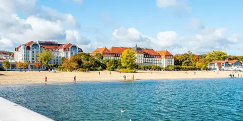 Sopot – piękne, ciekawe miejsca w Polsce na jednodniowy wypad. Spacer po plaży i widok na zabytkowe hotele.