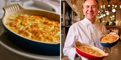 Chef sorridente con due sformati di patate dorati, uno in una teglia rossa e uno in una blu, pronti per essere gustati.