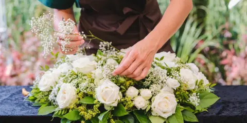 Stwórz osobisty stroik ze zniczem: Poradnik DIY, oszczędność i styl