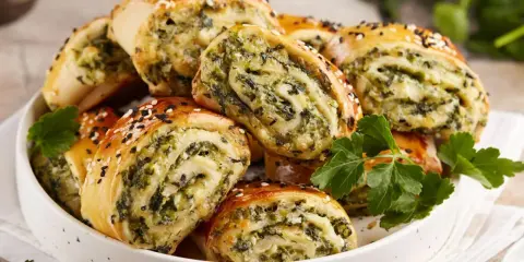 Co można zrobić z ciasta na pizzę? 10 kreatywnych przepisów na przekąski
