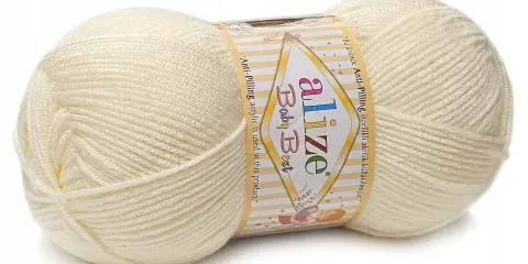 Kłębek jasnej, kremowej włóczki Alize Cotton Baby Soft. Idealna do delikatnych dzianin dla dzieci, miła w dotyku i odporna na mechacenie.