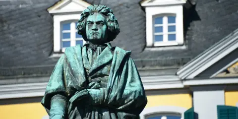 Pomnik Beethovena, który mimo że był głuchy, tworzył wspaniałą muzykę. Patrzy z powagą na świat.