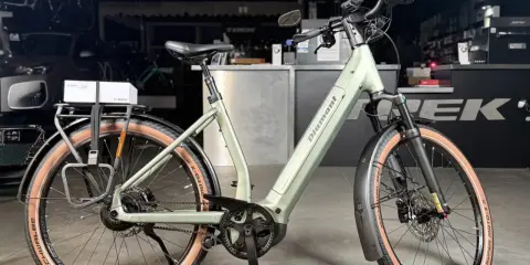 Stylowy, zielony rower elektryczny Diamant z bagażnikiem i ładowarką Bosch. Idealny na miejski trek 1120.