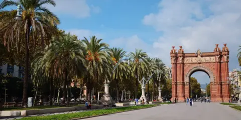 Łuk Triumfalny w Barcelonie, otoczony palmami, to jedna z głównych atrakcji miasta.